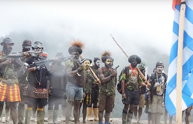 Pemberontak Tentara Pembebasan Nasional Papua Barat yang dipimpin Egianus Kogoya saat memberikan pernyataan di pedalaman hutan Papua, Januari 2018. (Dok. TPNPB)
