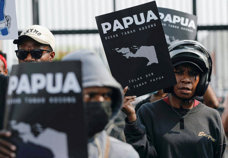 Pengunjuk rasa melakukan demonstrasi di depan Gedung DPR RI usai anggota parlemen mengesahkan undang-undang yang mengatur pembentukan provinsi baru di Papua, di Jakarta, 30 Juni 2022. [Ajeng Dinar Ulfiana/Reuters]