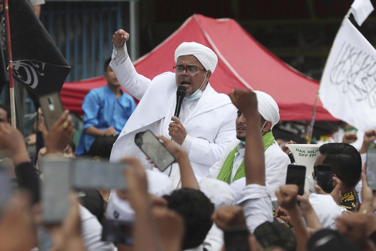 Dalam foto tertanggal 10 Nopember 2020 ini, Muhammad Rizieq Shihab, pimpinan Front Pembela Islam, kelompok yang secara resmi dibubarkan pemerintah pada 30 Desember 2020 berbicara kepada para pendukungnya, setibanya di Jakarta setelah “mengasingkan diri” di Arab Saudi selama lebih dari tiga tahun. [AP]
