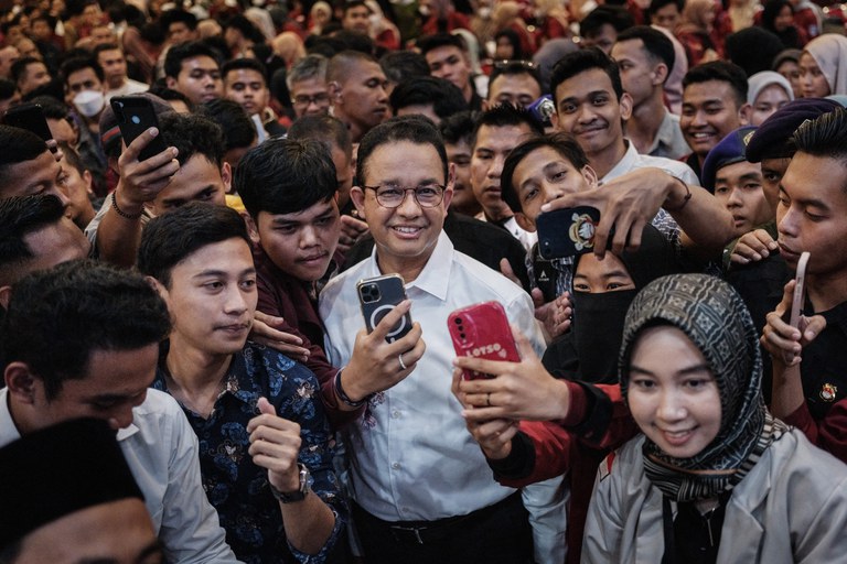 Calon presiden Anies Baswedan (tengah) berfoto bersama para mahasiswa setelah dialog publik saat kampanye di Universitas Bina Bangsa di Serang pada 21 Desember 2023. [Yasuyoshi Chiba/AFP]