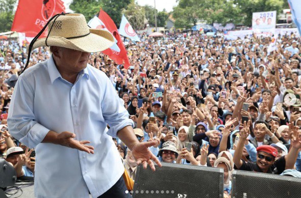 Menteri Pertahanan yang juga adalah calon presiden Prabowo Subianto berjoget di depan para pendukungnya pada acara kampanye di Kota Majalengka, Jawa Barat, dalam foto yang diposting sang menteri di akun Instagram-nya pada 21 Januari 2024. [Via Instagram /Prabowo]
