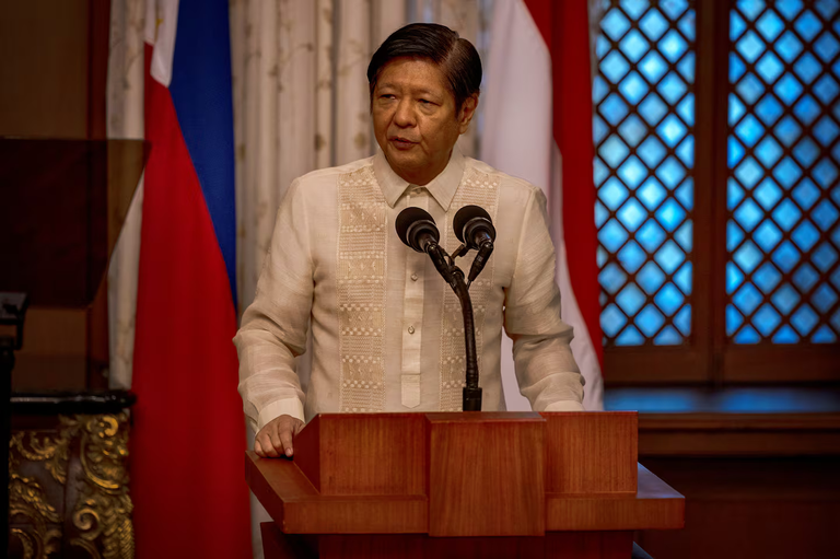 Presiden Filipina Ferdinand Marcos Jr. menyampaikan pernyataan di Istana Malacanang, Manila, Filipina, 10 Januari 2024. (Reuters)