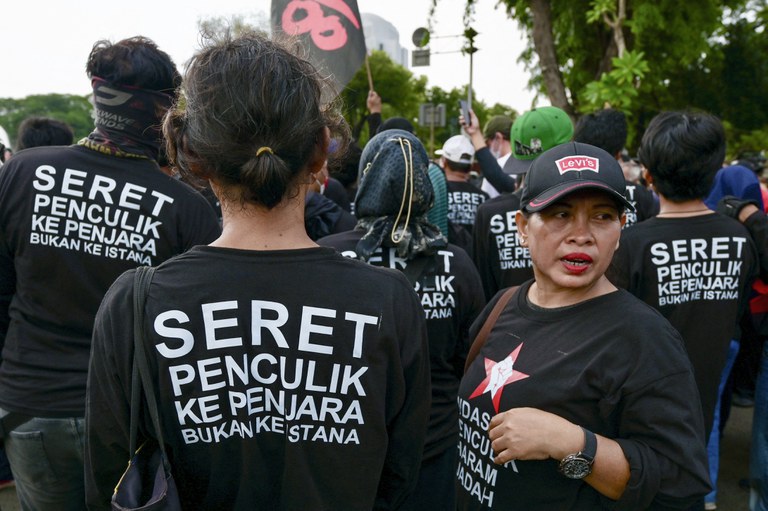 Aktivis yang mengenakan kemeja hitam bertuliskan "seret penculik ke penjara, bukan ke istana" ikut serta dalam protes terhadap Menteri Pertahanan Indonesia Prabowo Subianto yang mencalonkan diri sebagai presiden dalam pemilihan presiden, di Jakarta, 1 Februari 2024. Prabowo dituduh melakukan pelanggaran hak asasi manusia dan memiliki hubungan dengan keluarga Presiden Soeharto, penguasa Orba yang berkuasa selama 32 tahun itu. [Bay Ismoyo/AFP]