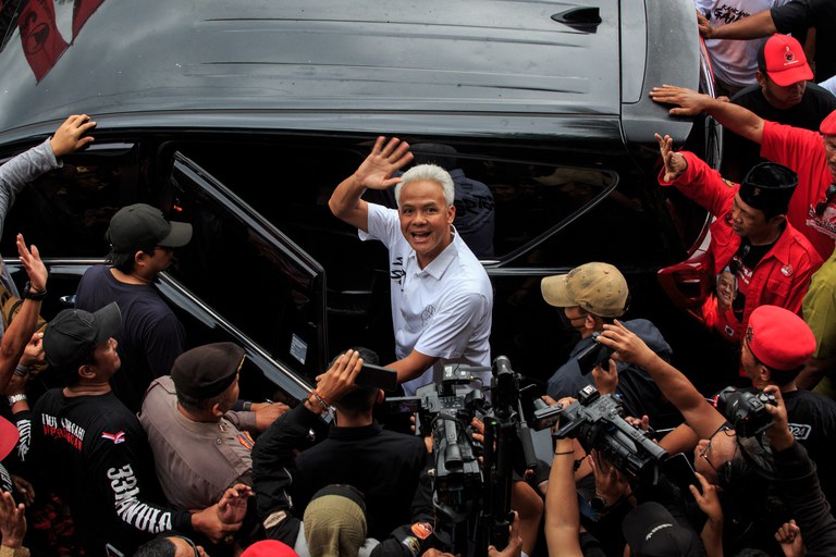 Calon presiden sekaligus mantan Gubernur Jawa Tengah Ganjar Pranowo (tengah) melambai kepada pendukungnya saat meninggalkan kampanye pemilu di Yogyakarta pada 6 Februari 2024. [Dewi Rahman/AFP]