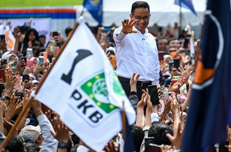 Calon presiden Anies Baswedan memberikan salamkepada pendukungnya dalam kampanye pemilihannya di Banda Aceh pada 27 Januari 2024, menjelang pemilihan presiden dan legislatif yang dijadwalkan akan diadakan pada 14 Februari. [Chaideer Mahyuddin/AFP]