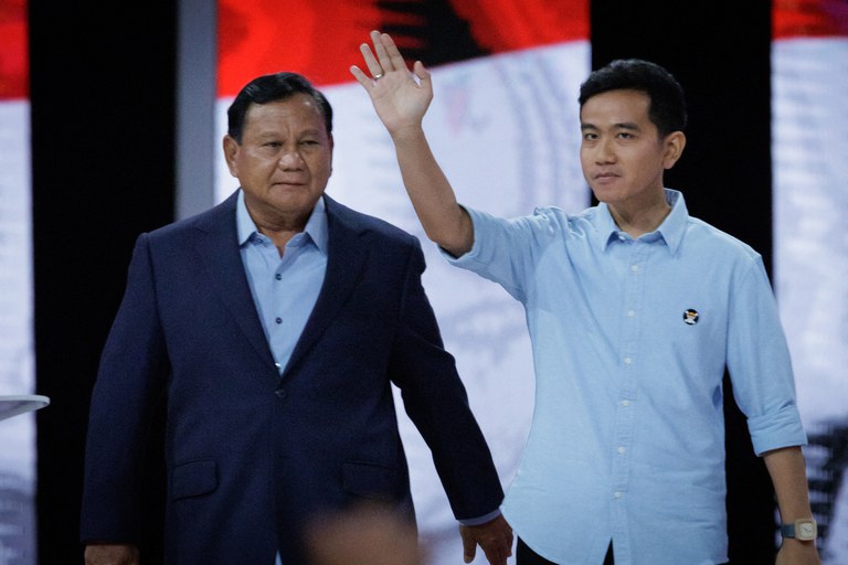 Calon presiden dan Menteri Pertahanan Indonesia Prabowo Subianto (kiri) dan calon wakil presiden Gibran Rakabuming Raka, putra Presiden Indonesia Joko Widodo, menghadiri debat pemilihan wakil presiden terakhir di Jakarta pada 21 Januari 2024. [Yasuyoshi Chiba/AFP]