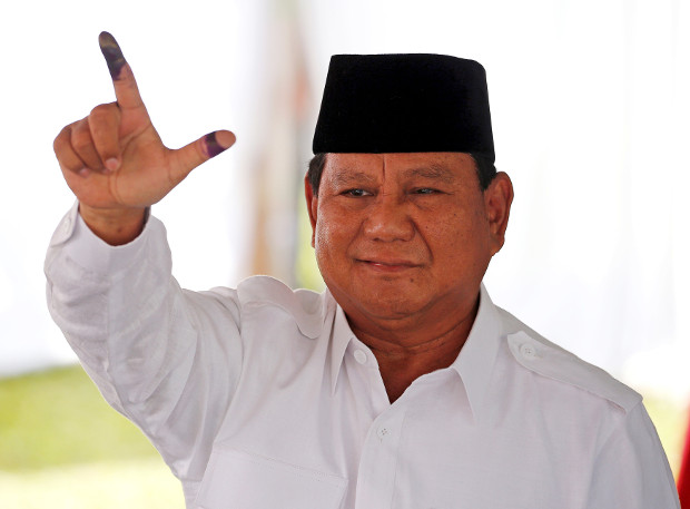 Capres Prabowo Subianto menunjukkan ibu jari dan telunjuknya setelah memberikan suaranya di sebuah TPS di dekat kediamannya di Hambalang, Bogor, 17 April 2019. (Reuters) 