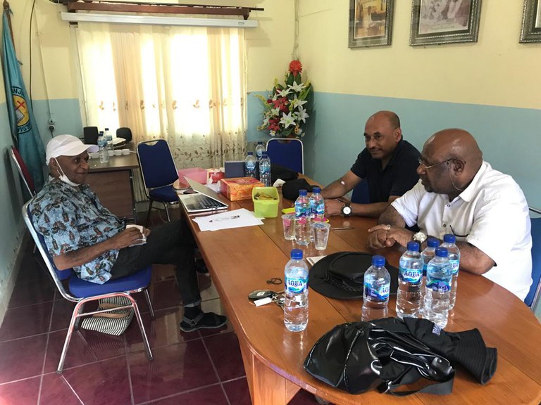 Moderator Dewan Gereja Papua, Pendeta Benny Giay (kiri) bersama dua anggota Dewan Gereja Papua saat membahas situasi terakhir Papua di Kantor Sinode GIDI, Jayapura, Papua. [Victor Mambor/BenarNews]