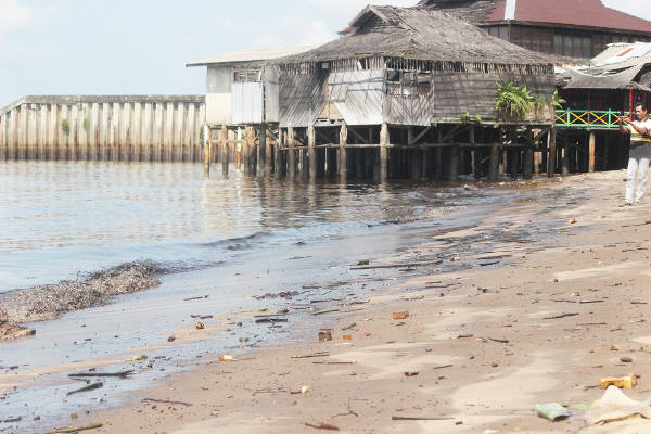 Limbah minyak mentah masih bisa dijumpai di Pantai Klandasan Balikpapan, Kalimantan Timur, 5 April 2018. (Gunawan/BeritaBenar)