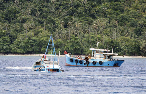 Dua kapal nelayan asing sedang ditenggelamkan di perairan Natuna, 29 Oktober 2017. (Dok. Humas KKP)