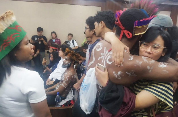 Aktivis Solidaritas untuk Rakyat Papua memeluk tersangka Dano Anes Tabuni, setelah menjalani sidang di Pengadilan Negeri Jakarta Pusat, 16 Desember 2019. (Rina Chadijah/BeritaBenar)
