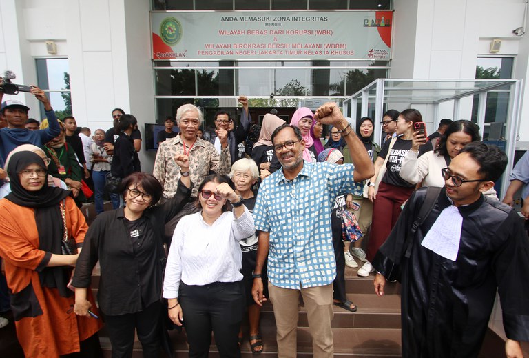 Direktur Lokataru Haris Azhar  dan mantan Koordinator KontraS Fatia Maulidiyanti melakukan selebrasi bersama para pendukungnya usai sidang di Pengadilan Negeri Jakarta Timur, pada 8 Januari 2024, yang memutuskan keduanya bebas dari dakwaan mencemarkan nama baik Menteri Koordinator Bidang Kemaritiman dan Investasi Luhut Binsar Pandjaitan. [Eko Siswono Toyudho/BenarNews]
