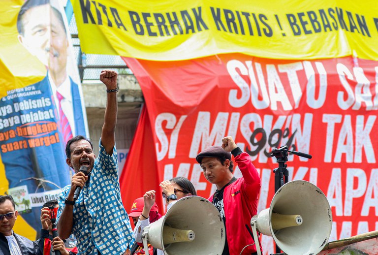 Direktur Lokataru Haris Azhar (kiri) berpidato di depan para pendukungnya usai sidang putusan di Pengadilan Jakarta Timur pada 8 Januari 2024 yang memutuskan ia dan rekannya, Koordinator KontraS Fatia Maulidiyanti, bebas dalam kasus pencemaran nama baik terhadap Menteri Koordinator Bidang Kemaritiman dan Investasi Luhut Binsar Pandjaitan. [Eko Siswono Toyudho/BenarNews]