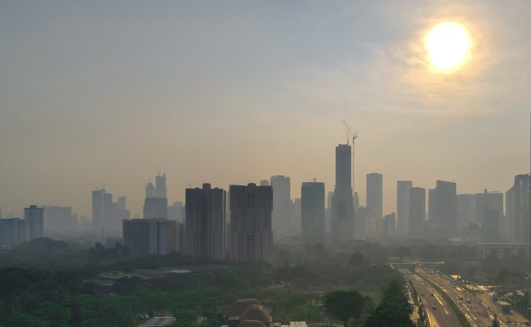 Foto udara yang diambil pada 13 Juni 2021 ini memperlihatkan kota Jakarta yang berkabut karena polusi. [AFP]