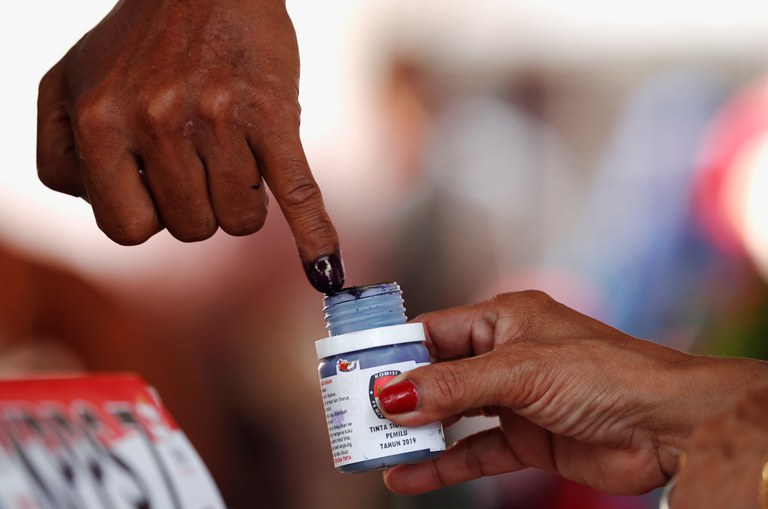 Jari pemilih dicelupkan ke dalam tinta setelah memberikan suara dalam pemilihan umum di Jakarta, 17 April 2019. [Edgar Su/Reuters]