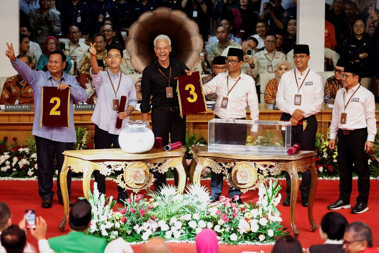 Calon presiden bersama pasangannya masing-masing (dari kiri ke kanan) Prabowo Subianto, Gibran Rakabuming Raka, Ganjar Pranowo, Mahfud MD, Anies Baswedan, dan Muhaimin Iskandar, memegang nomor surat suara untuk pemilihan presiden tahun depan di kantor Komisi Pemilihan Umum di Jakarta, 14 November 2023. [Willy Kurniawan/Reuters]