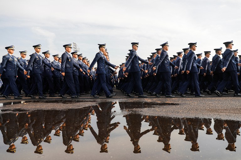 Personel Angkatan Udara Indonesia berpartisipasi dalam upacara Peringatan Ulang Tahun ke-77 TNI AL di pangkalan udara Halim Perdanakusuma di Jakarta, 9 April 2023. [Willy Kurniawan/Reuters]