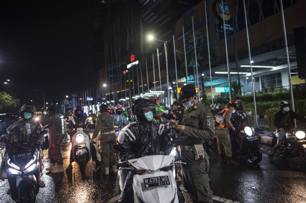 Pemerintah Kembali Terapkan PSBB Lebih Ketat di Jawa – Bali Pemerintah Kembali Terapkan PSBB Lebih Ketat di Jawa – Bali