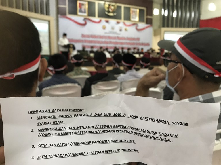 Sumpah yang disampaikan oleh peserta Cabut Baiat bagi mantan anggota jaringan Negara Islam Indonesia (NII) di Dharmasraya, Sumatra Barat, 27 April 2022. [M. Sulthan Azzam/BenarNews]