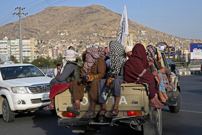 Pejuang Taliban melakukan patroli di jalanan di Kabul, Afghanistan, 23 Agustus 2021 [AFP]