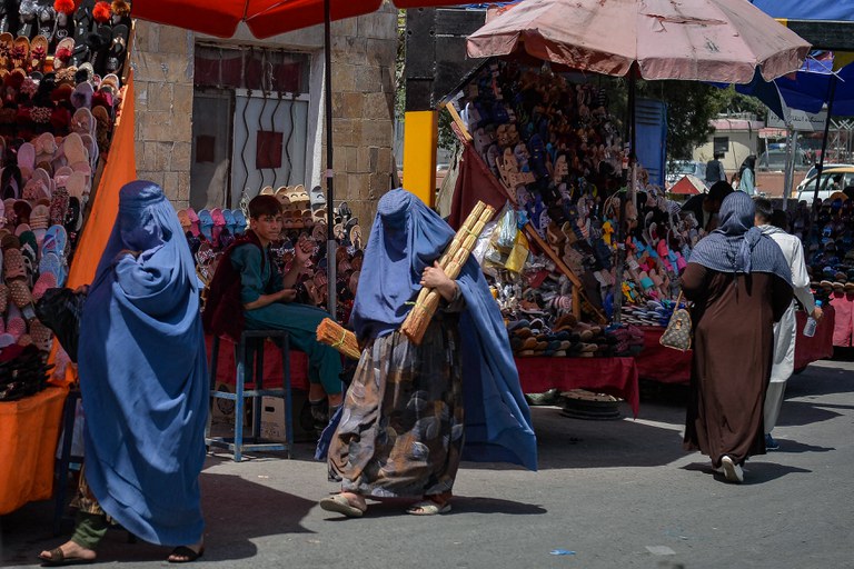 Perempuan Afghanistan mengenakan burka terlihat di sebuah pasar di Kabul, 23 Agustus 2021 setelah militer Taliban menguasai Afghanistan. [AFP]