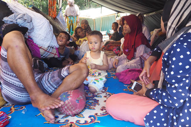 Warga mengungsi di lapangan terbuka akibat gempa di Lombok, Nusa Tenggara Barat, 8 Agustus 2018. (Anton Muhajir/BeritaBenar)