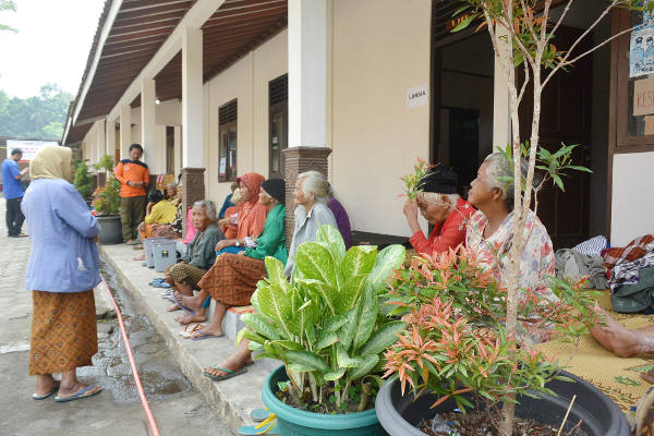 Warga lanjut usia ditampung di Glagaharjo, Cangkringan, Sleman, Yogyakarta, 25 Mei 2018. (Kusumasari Ayuningtyas/BeritaBenar)