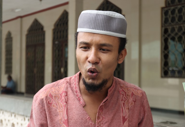 Abu Sayyid menceritakan pengalamannya sebagai pengungsi Rohingya kepada Benarnews di halaman Masjid Ruhama, Tangerang Selatan, Banten, 26 Agustus 2022. [Pizaro Gozali Idrus/BenarNews]