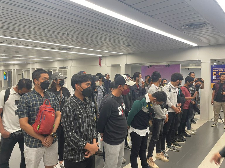 Sebanyak 26 warga Indonesia korban perdagangan orang di Myanmar tiba di Bandara Soekarno-Hatta pada Kamis malam, 25 Mei 2023. Mereka disambut oleh petugas imigrasi, pejabat Kementerian Hukum dan Hak Asasi Manusia, Kementerian Luar Negeri, dan aparat kepolisian. [Dokumentasi: Kementerian Hukum dan Hak Asasi Manusia RI]