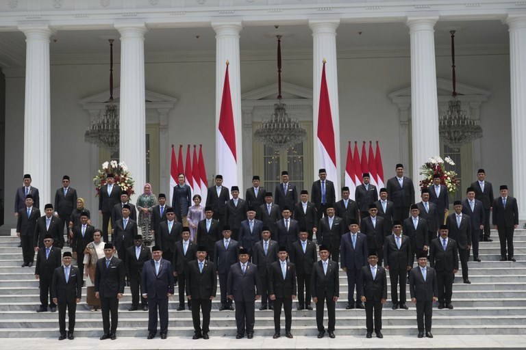 Presiden Prabowo Subianto, tengah depan, dan Wakil Presiden Gibran Rakabuming Raka, baris depan keempat dari kanan, berpose dengan menteri Kabinet Merah Putih yang baru dilantik di Istana Merdeka di Jakarta, 21 Oktober 2024. [Achmad Ibrahim/AP]