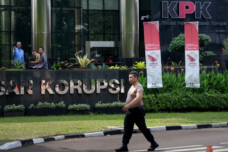 Seorang polisi berjalan melewati gedung Komisi Pemberantasan Korupsi di Jakarta, 27 Juni 2023. [Bay Ismoyo/AFP]