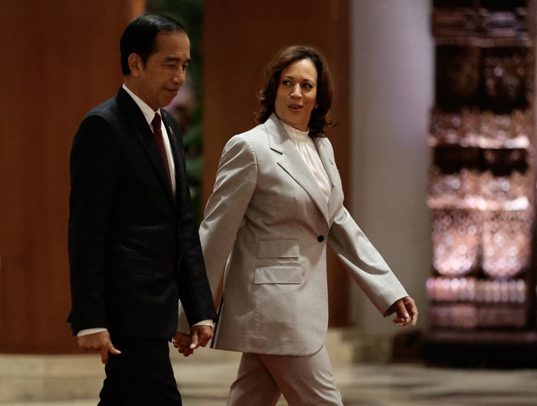 Wakil Presiden AS Kamala Harris (kanan) berjalan bersama Presiden Indonesia Joko “Jokowi” Widodo sebelum pertemuan bilateral mereka di sela-sela KTT ASEAN ke-43 di Jakarta, 6 September 2023. [Willy Kurniawan/Pool/via AFP]
