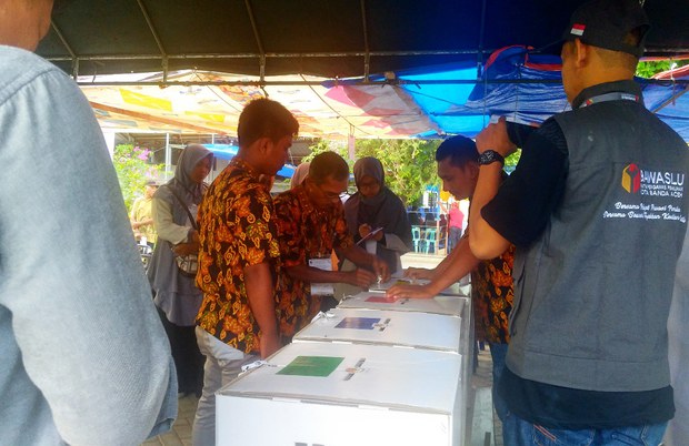190425_ID_pollingstation_workers_1000.jpg