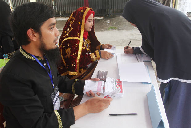 Petugas mengenakan pakaian adat Minang di Parapuak Tabing, Kecamatan Koto Tangah, Kota Padang, Sumatera Barat, 27 Juni 2018. (M. Sulthan Azzam/BeritaBenar)