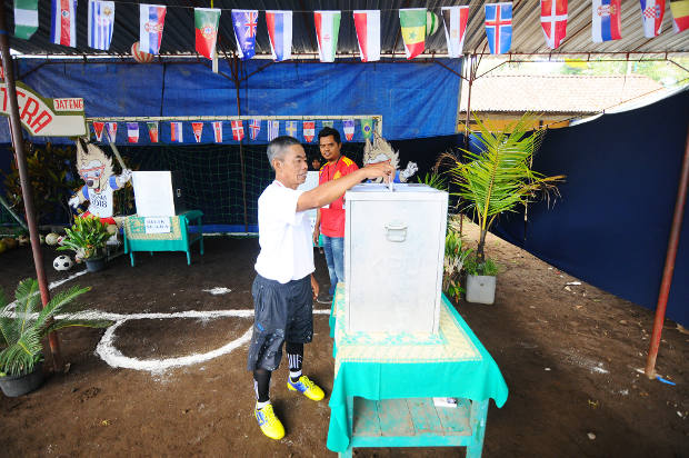 Warga berada di bilik suara yang bertema tentang Piala Dunia untuk menggunakan hak pilihnya dalam Pilkada serentak di Urutsewu, Ampel, Boyolali, Jawa Tengah, 27 Juni 2018. (Kusumasari Ayuningtyas/BeritaBenar)