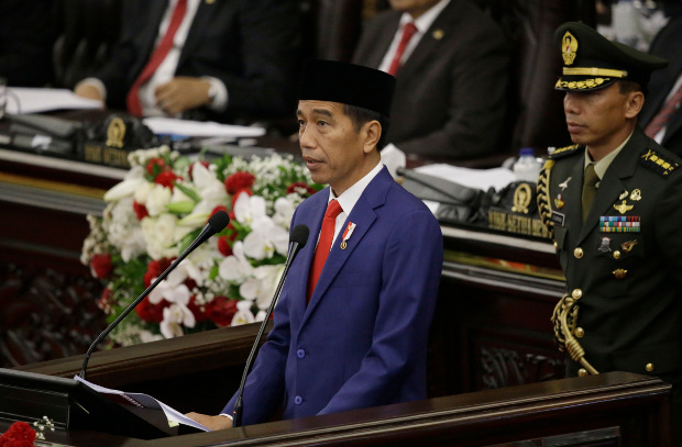 Presiden Indonesia, Joko “Jokowi” Widodo menyampaikan pidato kenegaraan menyambut perayaan Hari Kemerdekaan Indonesia di Gedung MPR/DPR di Jakarta, 16 Agustus 2018. (AP)