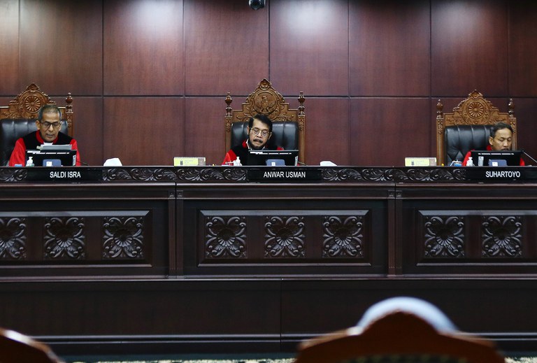 Anwar Usman (tengah), ketua Mahkamah Konstitusi dan saudara ipar dari Presiden Joko “Jokowi” Widodo, memimpin sidang mahkamah yang terdiri dari sembilan hakim saat mempertimbangkan petisi pengurangan usia minimum calon presiden dan wakil presiden, di Jakarta, 16 Oktober 2023. [Eko Siswono Toyudho/BenarNews]