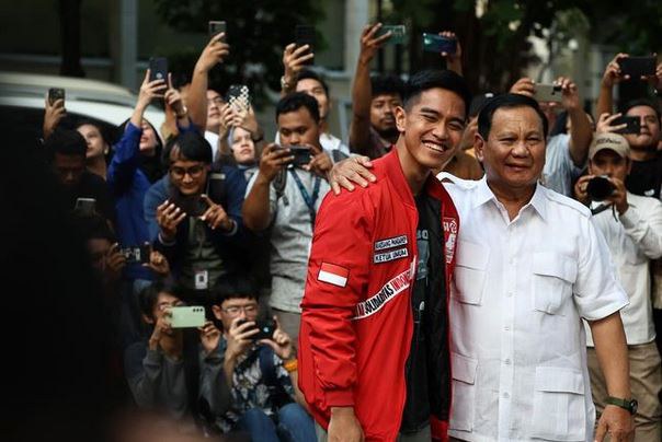 Ketua Umum Partai Solidaritas Indonesia (PSI) Kaesang Pangarep, yang juga adalah putra bungsu Presiden Jokowi, bersama kandidat presiden Prabowo Subianto ketika berkunjung ke kediaman Menteri Pertahanan tersebut bersama sejumlah pimpinan PSI lainnya, di Jakarta, 12 Oktober 2023. [Foto dari akun Instagram Prabowo Subianto @Prabowo]