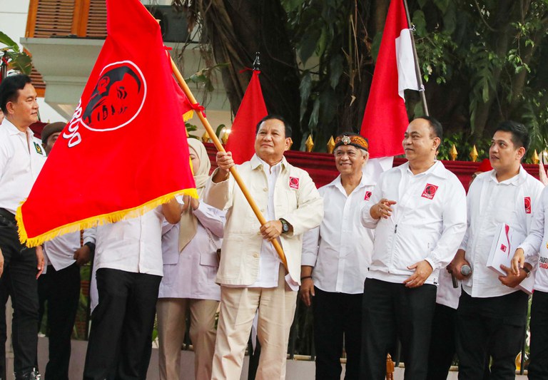 Ketua Umum Partai Gerindra Prabowo Subianto mengibarkan bendera Projo usai Deklarasi dukungan kelompok relawan Jokowi tersebut terhadap Prabowo sebagai Capres 2024 di Jakarta, Sabtu, 14 Oktober 2023. [Eko Siswono Toyudho/BenarNews]