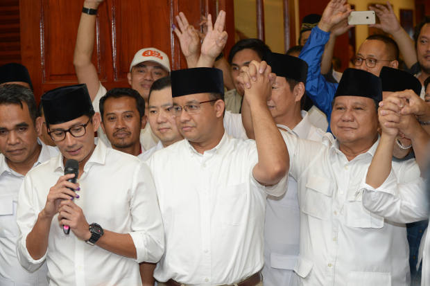 Sandiaga Uno (kedua dari kiri) bersama Prabowo (kanan) saat terpilihnya Anies Baswedan sebagai Gubernur Jakarta, 19 April 2017. (AFP)