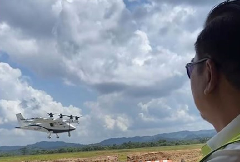 Dalam tangkapan layar video reel dari Instagram ini, pesawat Advanced Air Mobility yang dikembangkan oleh Hyundai dan Korea Aerospace Research Institute  tampak diuji coba di sekitar Bandar Udara Aji Pangeran Tumenggung Pranoto, Samarinda, Kalimantan Timur, 29 Juli 2024. [via Instagram ikn_id]