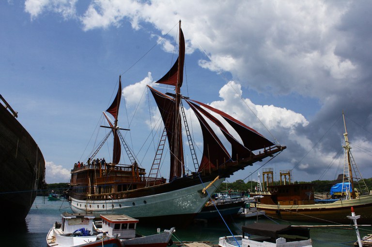 Sebuah kapal Pinisi, yang diakui oleh UNESCO sebagai warisan budaya tak benda dari Indonesia, siap berlayar, dalam foto yang diambil pada tahun 2015. [Herfan Rusando/Kementerian Pendidikan dan Kebudayaan Indonesia, 2015/via UNESCO]