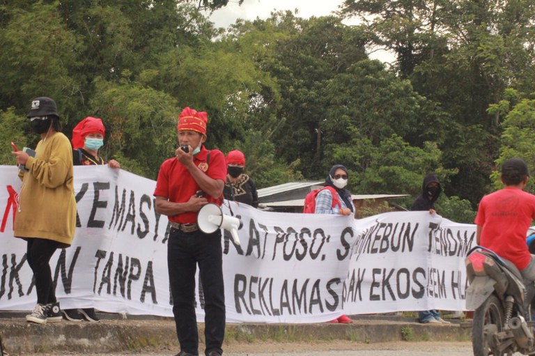 Masyarakat Adat Danau Poso berunjukrasa mengkritik peresmian PLTA Poso yang dilakukan Presiden Joko Widodo di Desa Sulewana, Poso, Sulawesi Tengah, pada 25 Februari 2022. [Foto: Masyarakat Adat Danau Poso]