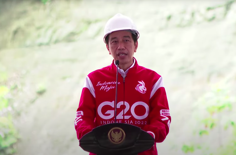 Presiden Joko “Jokowi” Widodo berpidato saat peresmian dua Pembangkit Listrik Tenaga Air (PLTA) Poso dan Malea yang dilakukan di PLTA Poso, Desa Sulewana, Kecamatan Pamona Utara, Poso, Sulawesi Tengah, pada 25 Februari 2022. [Foto: Sekretariat Kabinet]
