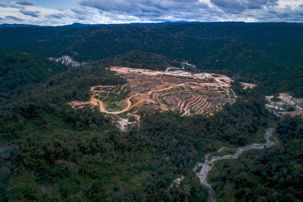Pemandangan dari udara atas lahan yang dibuka sebagai tempat pembangunan PLTA di Batang Toru, Sumatra, 20 Agustus 2018. [AFP]