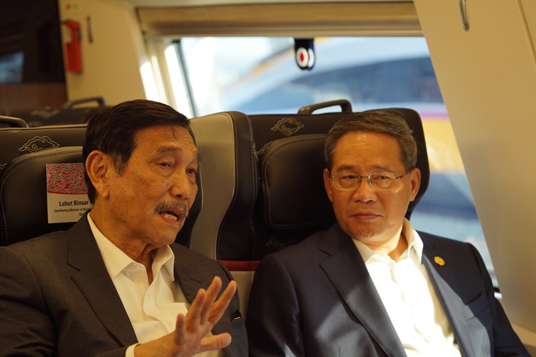 Menteri Koordinator Maritim dan Investasi Indonesia Luhut Pandjaitan (kiri) dan Perdana Menteri China Li Qiang melakukan uji coba proyek kereta api Jakarta -Bandung yang sebagian didanai Beijing pada 6 September 2023. [Kementerian Koordinator Bidang Maritim dan Investasi Indonesia]