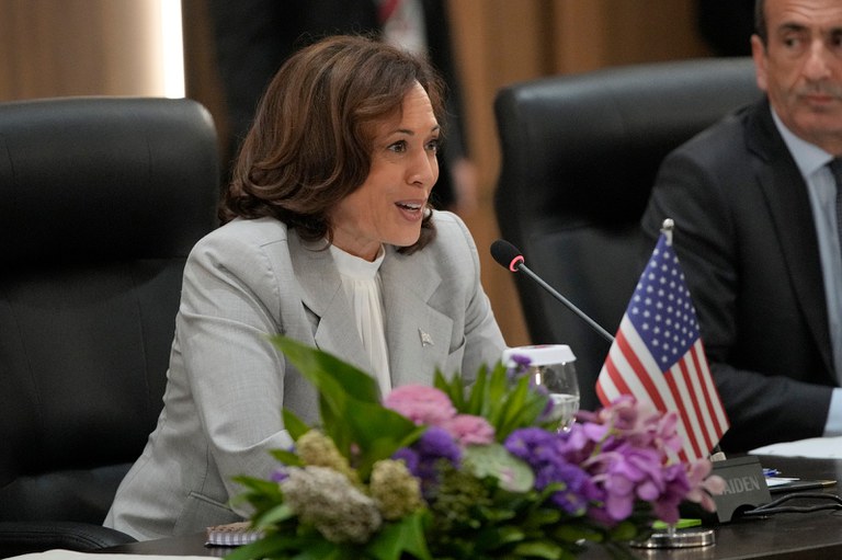 Wakil Presiden AS Kamala Harris menyampaikan sambutannya dalam pertemuan bilateral dengan Presiden Indonesia Joko Widodo di sela-sela KTT ASEAN di Jakarta, 6 September 2023. [AP Photo/Achmad Ibrahim/Pool].