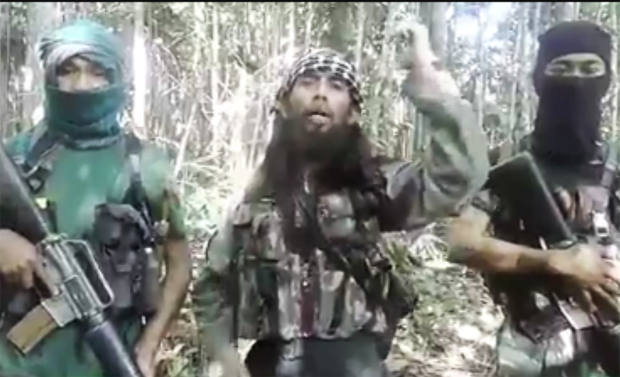 Dalam gambar yang diambil dari rekaman video di media sosial, tampak Ali Kalora diapit dua pengikutnya. (Keisyah Aprilia/Berita Benar)