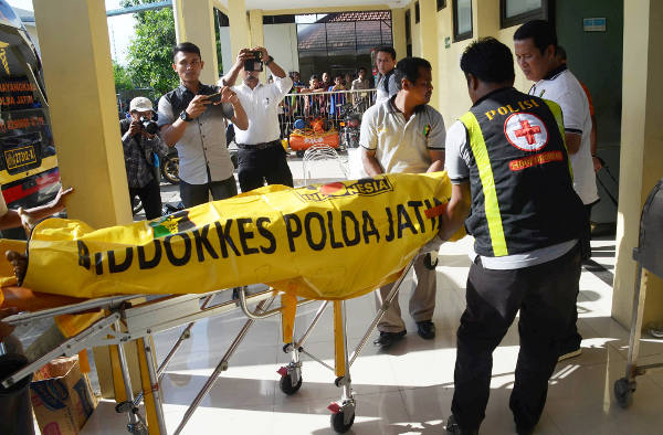 Mayat seorang terduga teroris yang menyerang Mapolrestabes Surabaya dibawa ke Rumah Sakit Bhayangkara Surabaya, Jawa Timur, 14 Mei 2018. (Yovinus Guntur/BeritaBenar)  
