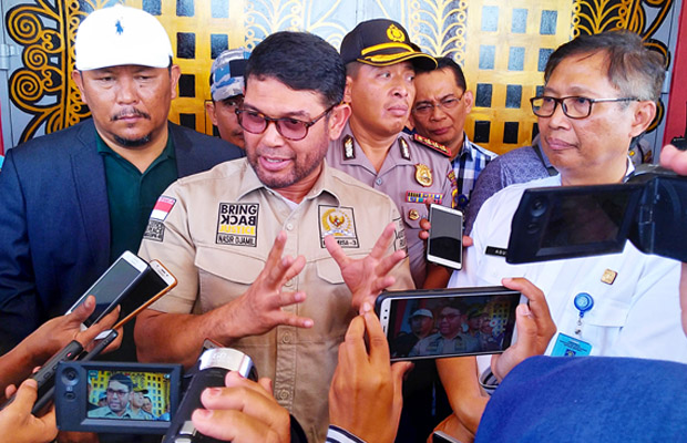Anggota Komisi III DPR RI, Nasir Djamil, (tengah) dan Kakanwil Kemenkumham Aceh, Agus Toyib (kanan) berbicara kepada wartawan di Lapas Banda Aceh, 30 November 2018. (Nurdin Hasan/BeritaBenar)